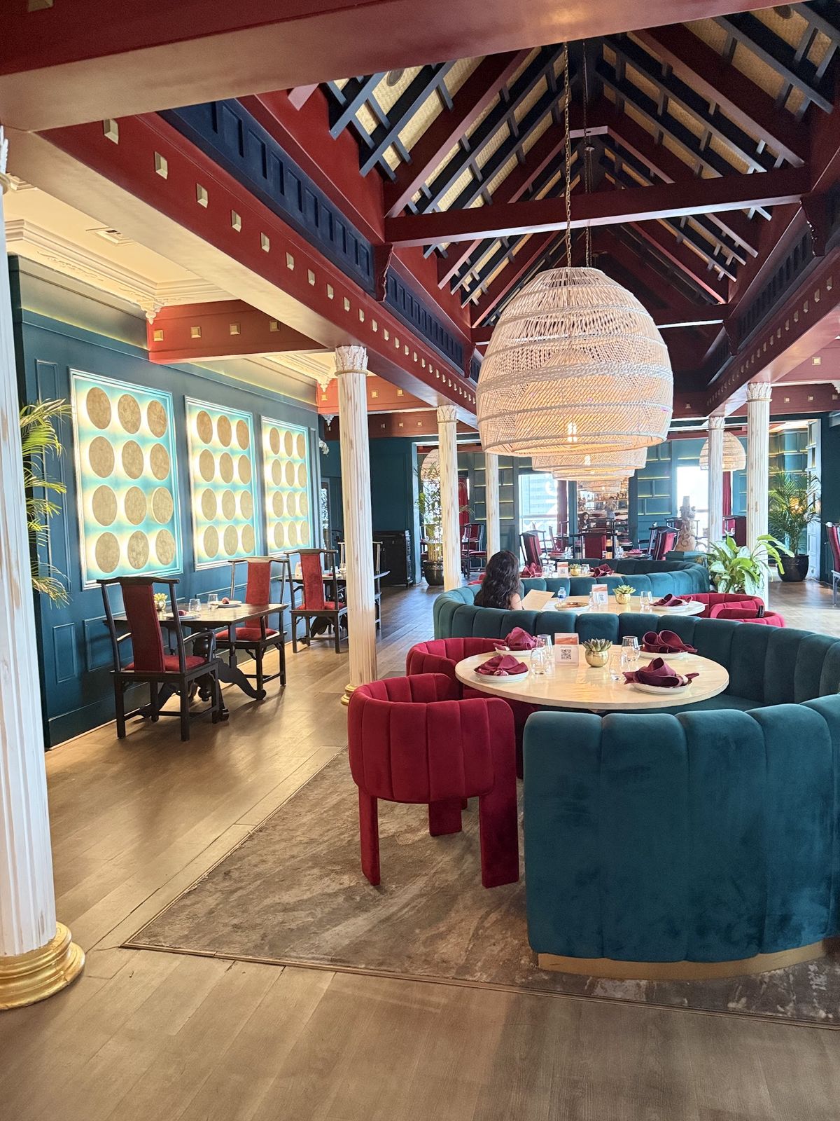 Benjarong Dubai — royal Thai dishes on five-coloured porcelain