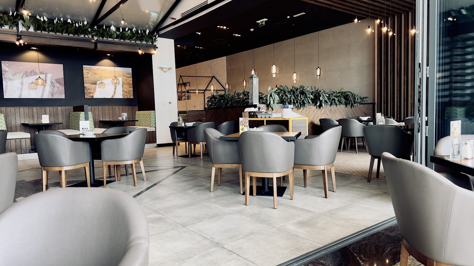 California Pizza Kitchen Dubai — the BBQ chicken pizza