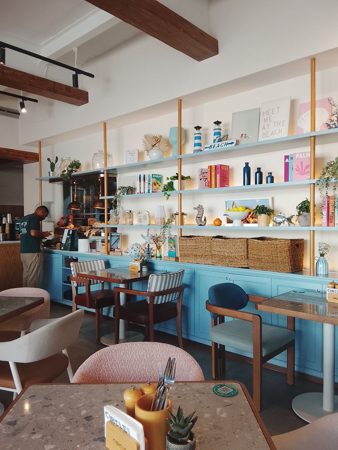 Circle Cafe Dubai — burger and all-day plates at the Kite Beach branch