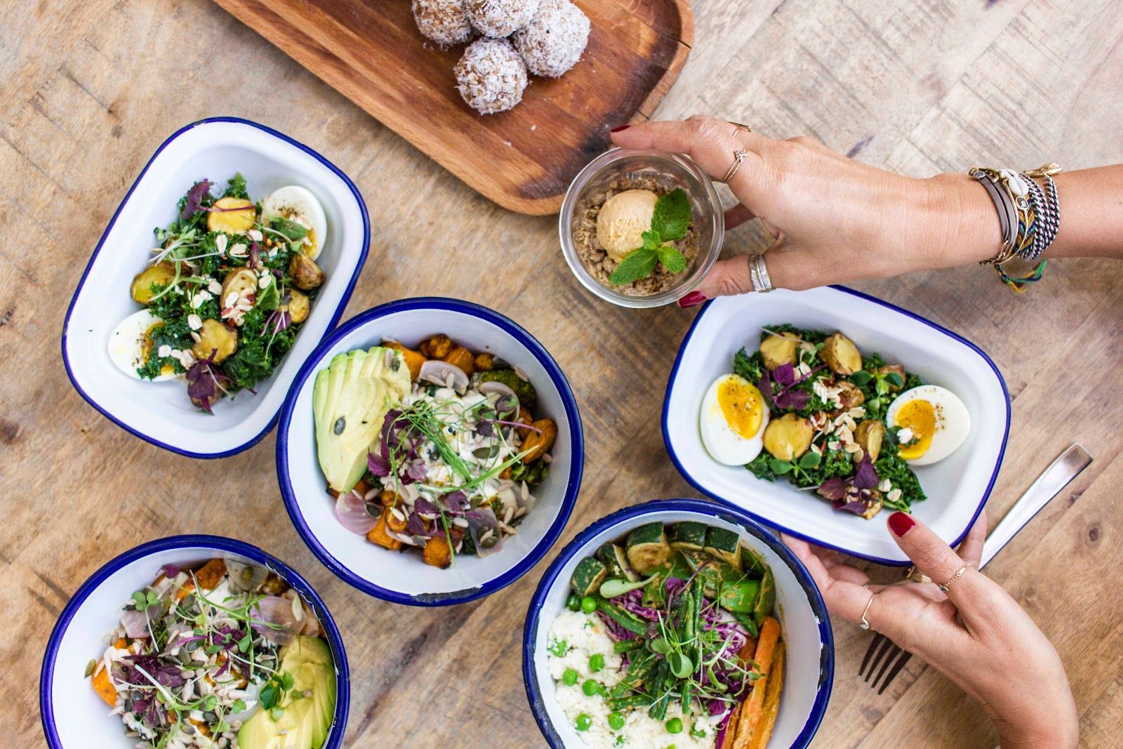 Comptoir 102 Dubai — candlelit garden courtyard with healthy plates