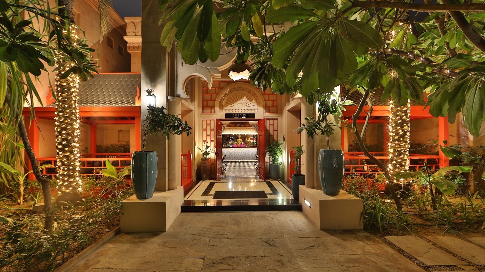 Pai Thai Dubai — abra boat arriving at the restaurant landing