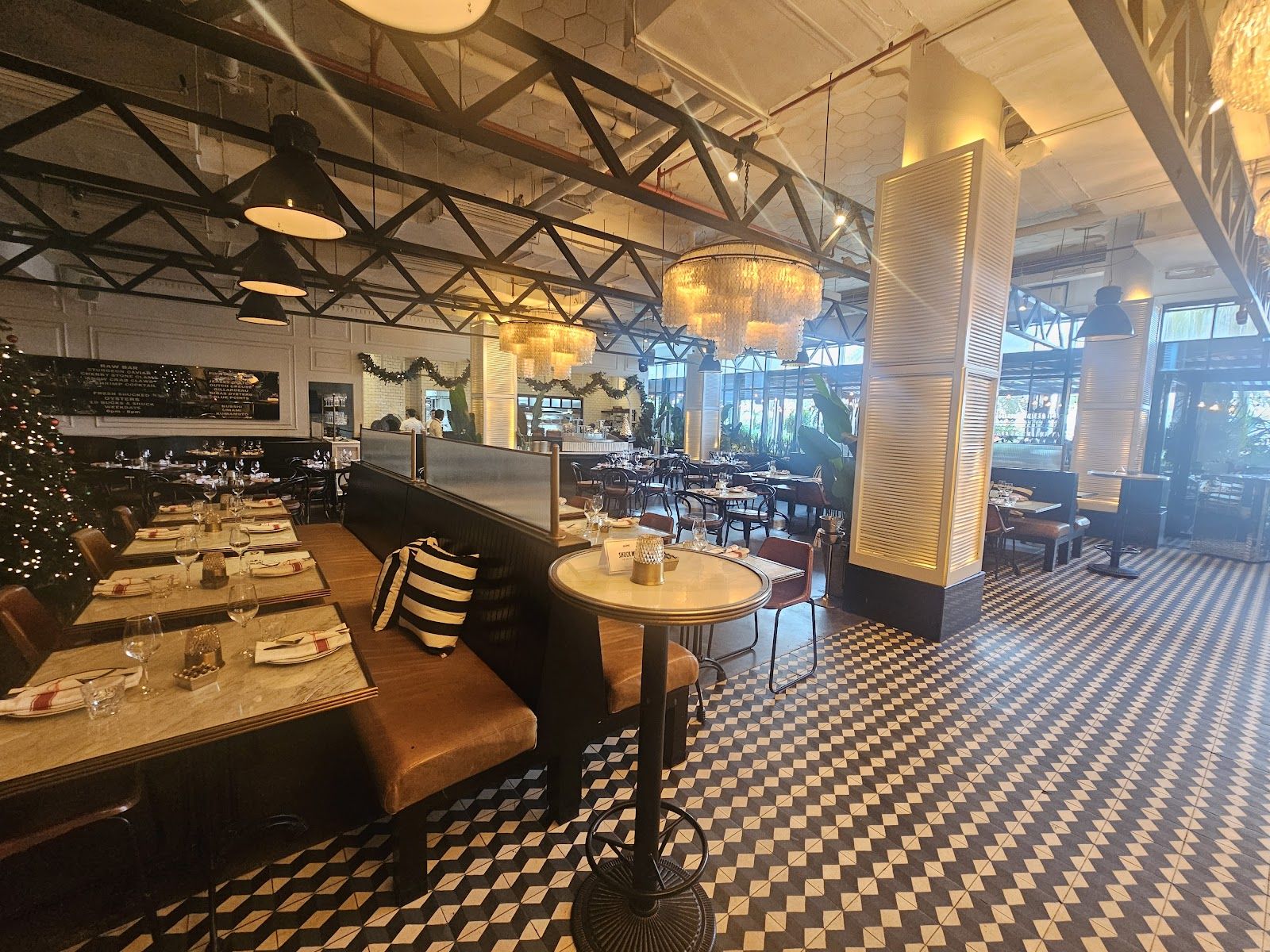 The Maine Dubai — oysters and lobster roll at the DIFC oyster house