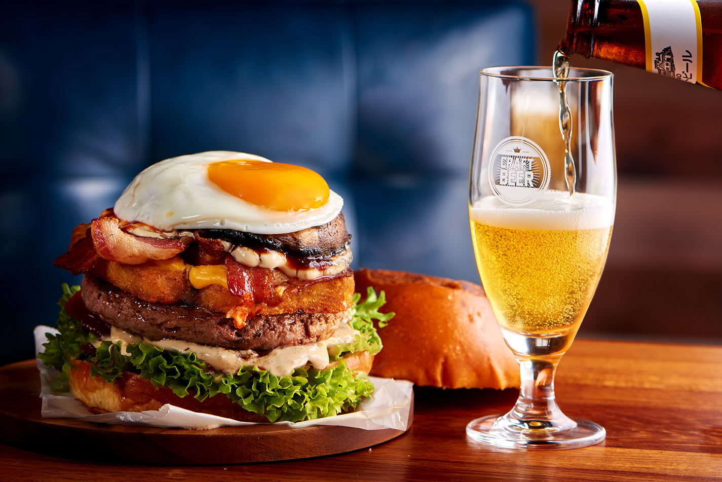 White Beach Dubai — burger at the Atlantis the Royal beach club, Palm Jumeirah